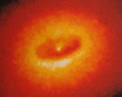 Galaxie et phénomène associé à un trou noir